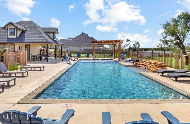 Spacious Bdrms ~ Sleeps 8 ~ Near ACU ~ Summer Savings ~ Pond ~ Playground ~ Dogs