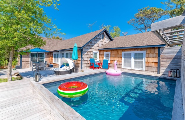 Neuer Pool / Whirlpool in einem ruhigen Außenbereich mit fantastischer Master Suite