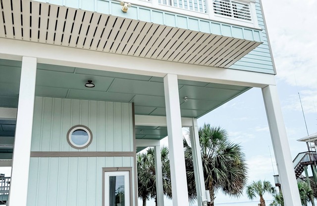 Spacious beachfront 4-bedroom house in charming Crawfordville