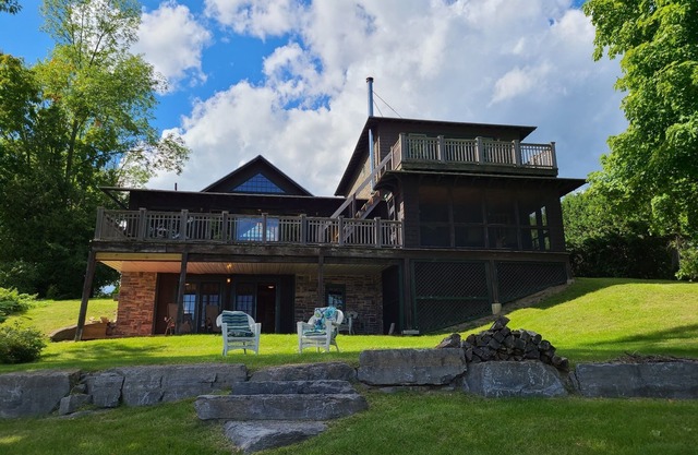 Spacious Beachfront Lakehouse with Breathtaking View