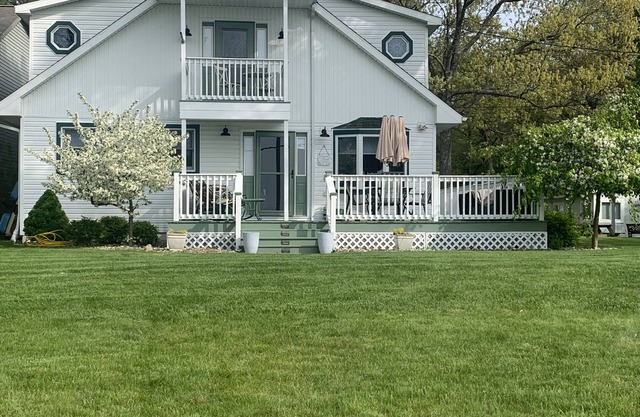 Spacious beachfront Cape Cod lakehouse in Port Austin/Caseville Sleeps 12