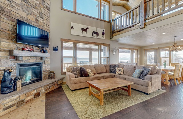 Geräumiges Haus in Bear Lake mit Zugang zu einem Gemeinschaftspool, einem Whirlpool, Sportplätzen und einem Fitnessstudio