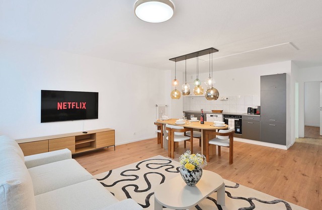Spacious & Beautiful 5 Room Apt Sleeps 10- City Center Wuppertal