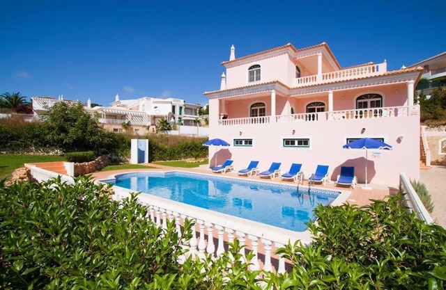 Geräumige, wunderschön eingerichtete Villa mit privatem Pool und Meerblick
