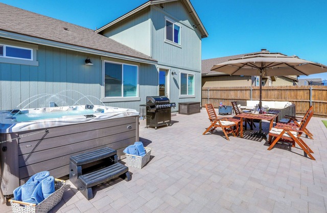 Spacious Bellemont Cabin w/ Jacuzzi + Mtn View!