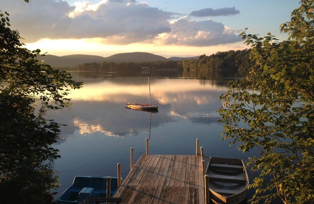 Geräumige Berkshire Summer Rental, Private Dock am Lake 3 BR / 2b
