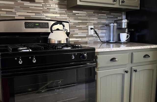 Spacious Bohemian Bungalow. Pet-friendly & centrally-located w/ play nook!