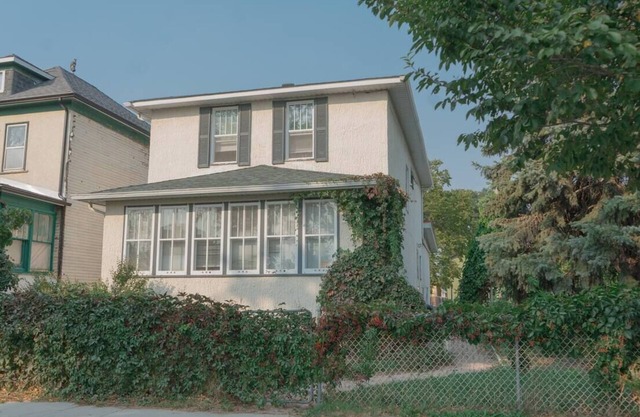 Spacious & Bright 2BR Free Parking 8 Mins to Downtown