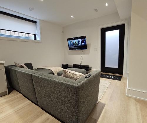 Spacious Bright 9ft Ceiling with Private Entrance