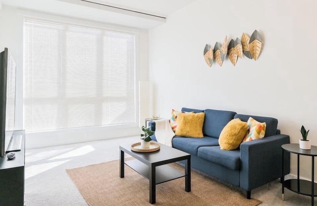 Spacious & Bright Condo 10 Min from DT | UG Stall