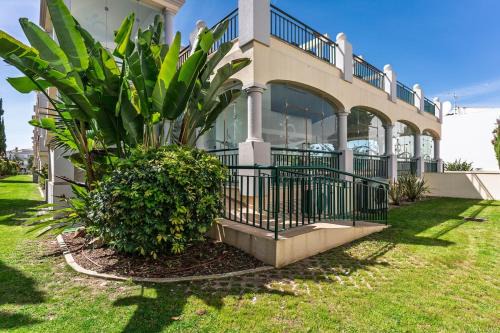 Spacious & Bright T3 in Guia with shared Pool
