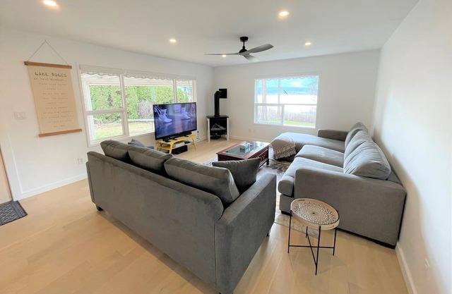 Spacious Bungalow w/ Private Pathway to Shuswap Lake. Comes with Buoy!
