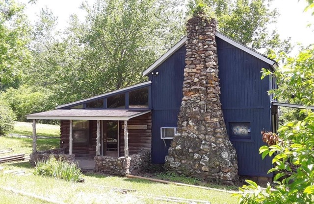 Die geräumige, aber gemütliche Farm Lodge verfügt über einen Steinkamin und bietet Platz für 9 bis 10 Personen