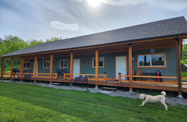 Spacious cabin near the Canadian Rockies, barrier free! Close to the Rockies
