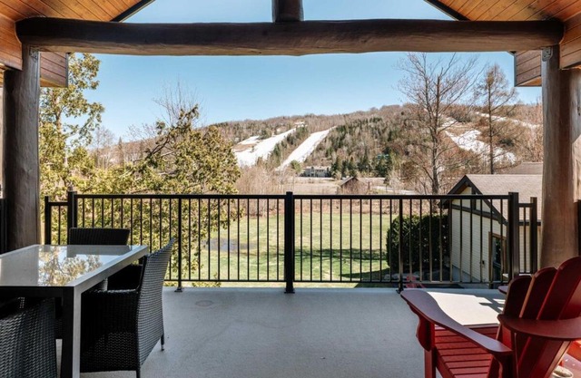 Spacious 3 bedroom condo Ski-in Ski-out St Sau