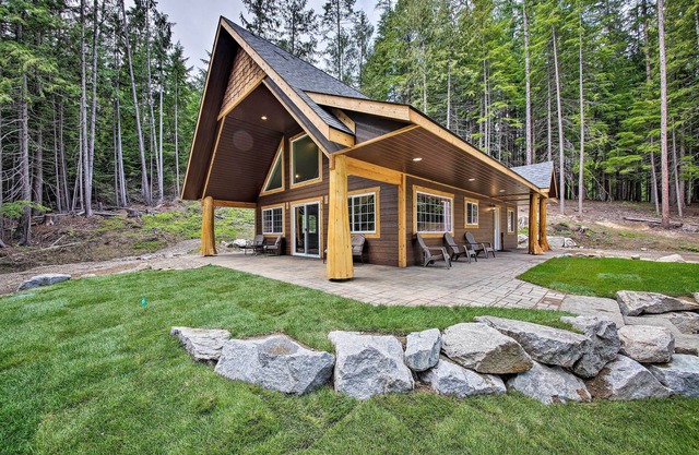 NEU! Geräumige Hütte am Priest Lake & Elkins Resort
