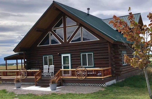 Spacious Cabin fully furnished with beautiful views of the Mission Mountains.