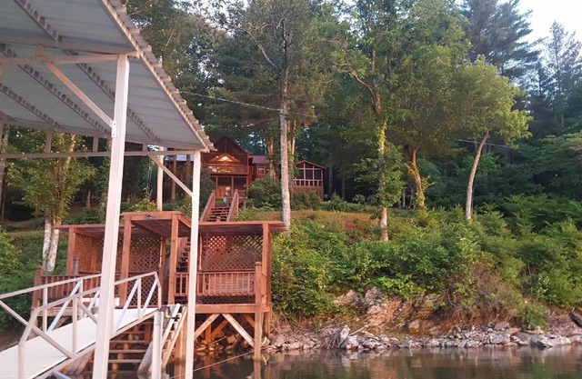 Kabine und privater Steg am Lake Nottely