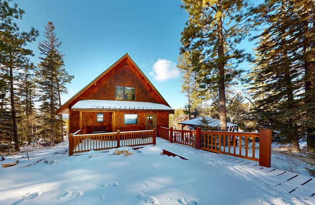 Spacious cabin near skiing with amazing view, hot tub, fireplaces, & decks
