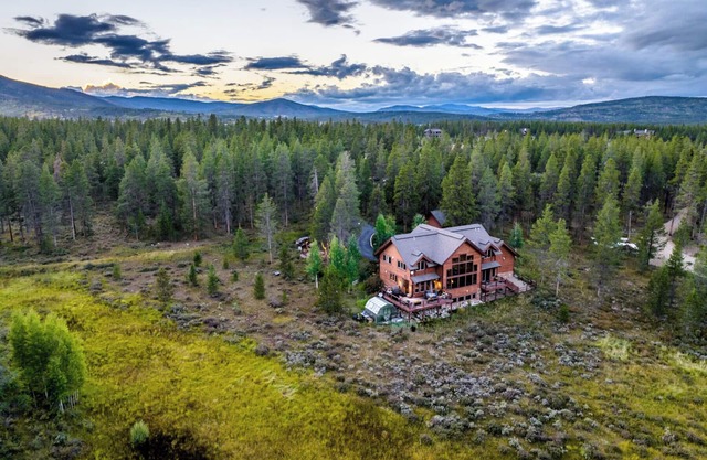 Spacious cabin near slopes w/ hot tub & fire pit