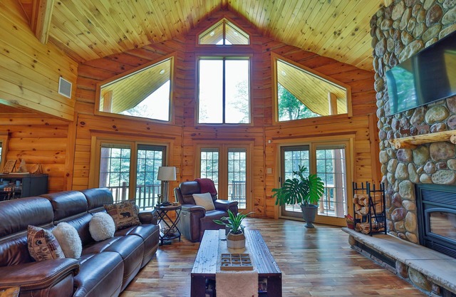 Spacious Cabin on Private Lake w/kayaks, Luxury Amenities