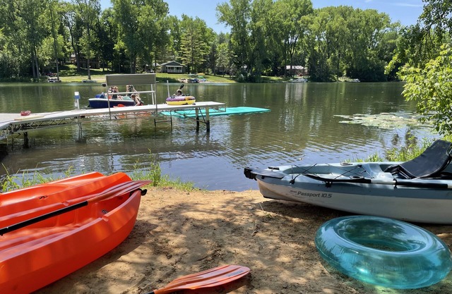 Spacious cabin on tranquil lake with kayaking, fishing. Arcade games, pool table