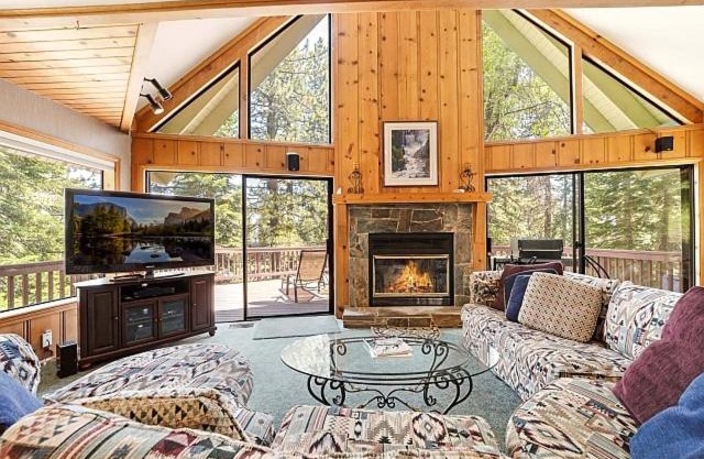 Spacious Cabin Sleeps up to 12 - Sky High #86
