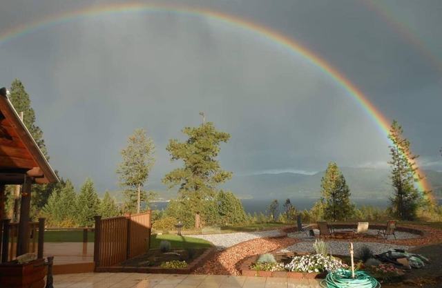 Spacious Cabin Style House, Amazing Expansive Lake views!