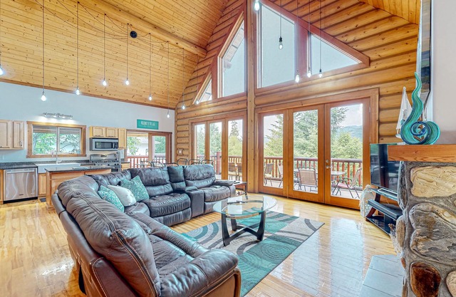 Spacious cabin with fireplace, full kitchen, gas grill, patio, balcony, & W/D