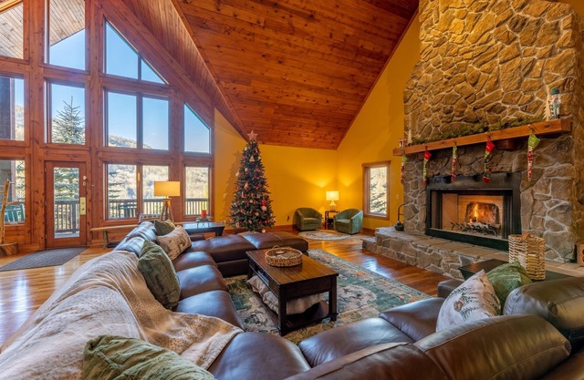 Spacious Cabin w/Hot Tub~2 King beds, fire pit
