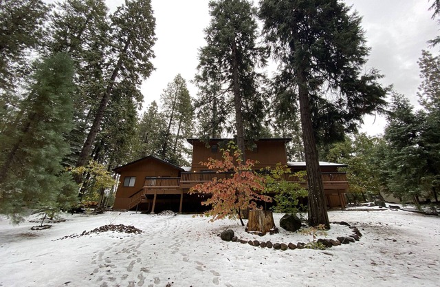 Spacious cabin with AC, private lake, hot tub, movie room