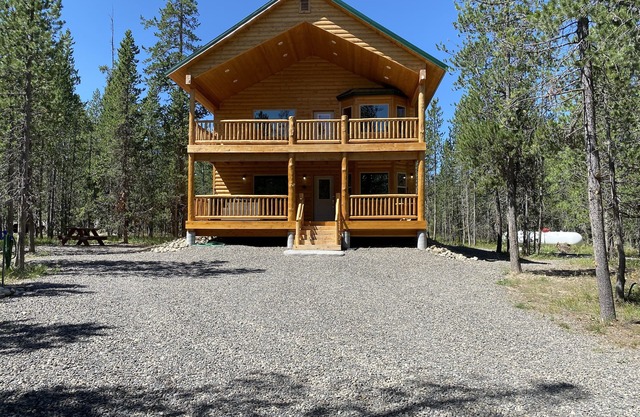 Spacious cabin with a hot tub and minutes from the river