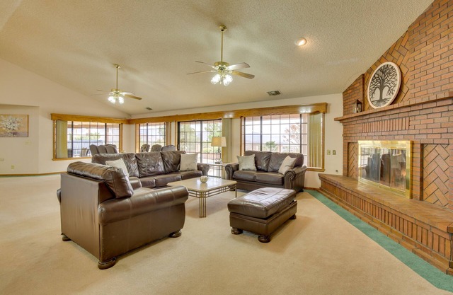 Spacious California Oasis: Patio, Fireplace & Pool
