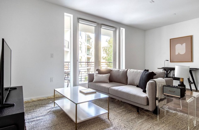 Spacious Campbell 2BR w/ Pool, Parking, walk to Groceries, by Blueground
