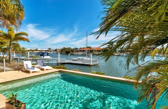 GERÄUMIGES KANALHAUS MIT PRIVATEM POOL UND PONTOON