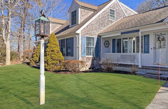 Spacious Cape style home with partial lake views 3 bedroom, 2 bathroom Beach Pass Included