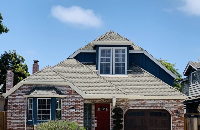 Spacious Capitola Home, Inviting LARGE backyard, BBQ and minutes to the BEACH!