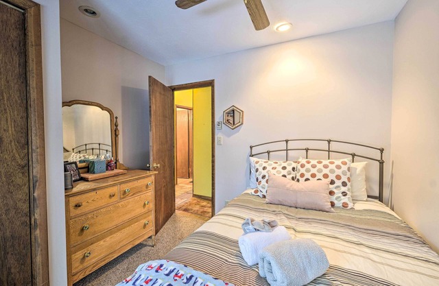 Spacious Catskill Mountains ski cabin with fire pit