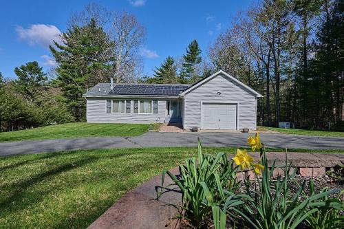 Spacious Catskills Serenity nearby Delaware River Gap w Game Rm Pet Friendly and Fenced Yard