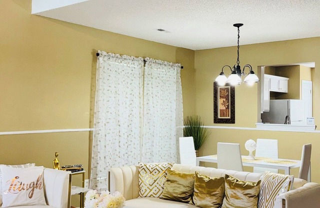 Spacious & Central Cozy 3BR by UNCC, Speedway, PNC. Fully Stocked .3 Queen beds