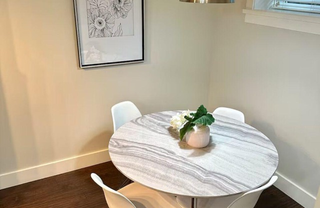 Spacious & Central One Bedroom Apt in Fernwood - 10 min walk to Royal Jubilee!