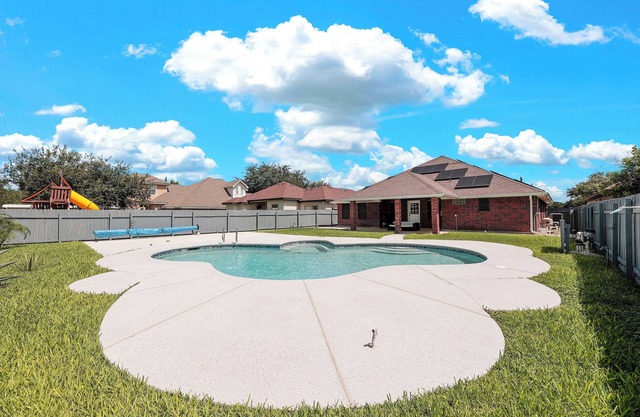 Spacious & Central Pool Home By McAuliffe Park