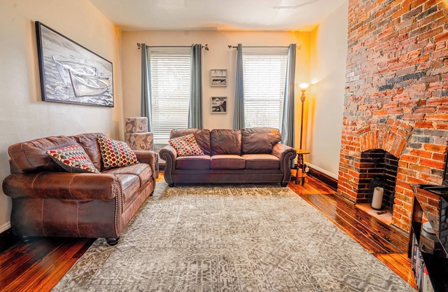 Spacious & Centrally Located Apt (Sleeps 8)