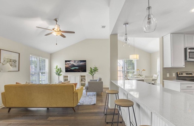Spacious, Centrally Located 2bd Condo w/ Pool