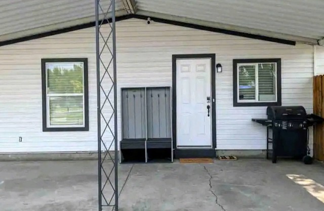 Spacious centrally located 1 bedroom by airport