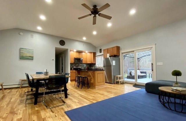 Cozy chalet with amazing game room, fast internet, central A/C