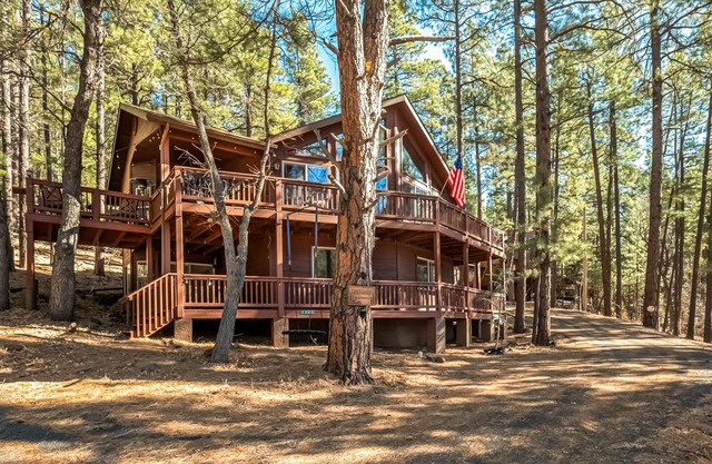 Spacious Chalet w/ two decks, fire pit, hammock - close to Lake, hiking, golf