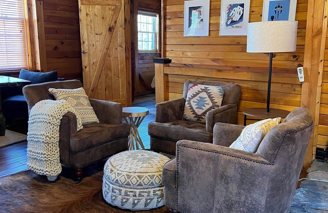 Spacious & Charming Cabin - Close to Ski/Lakes!