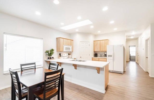 Spacious Cheerful Townhouse With Indoor Fireplace