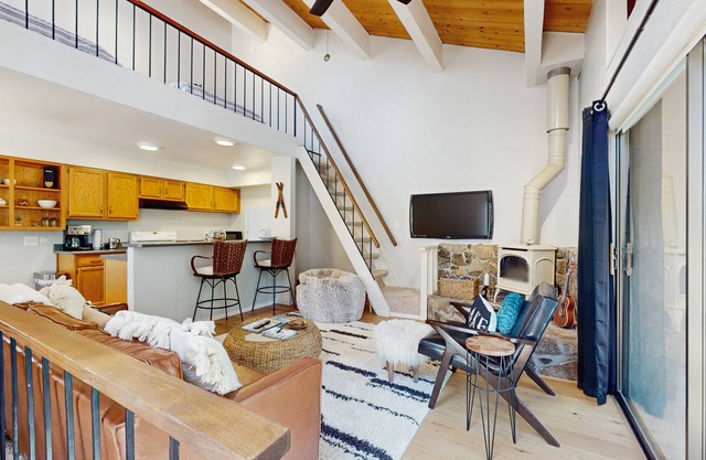 Spacious Chic Townhome with 3 Beds, Pool and Spa Access